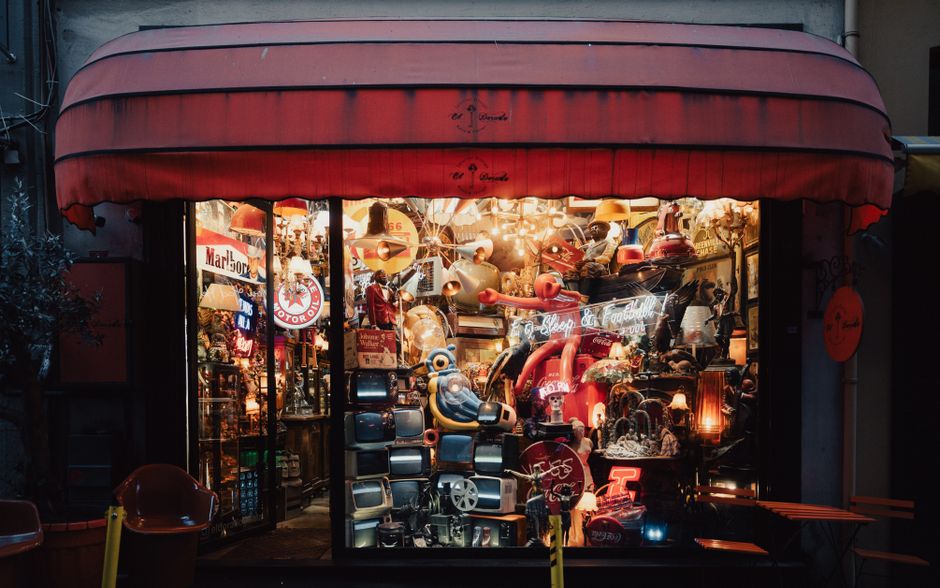 A nostalgic view of a vintage storefront display in Istanbul, Türkiye, with retro items.